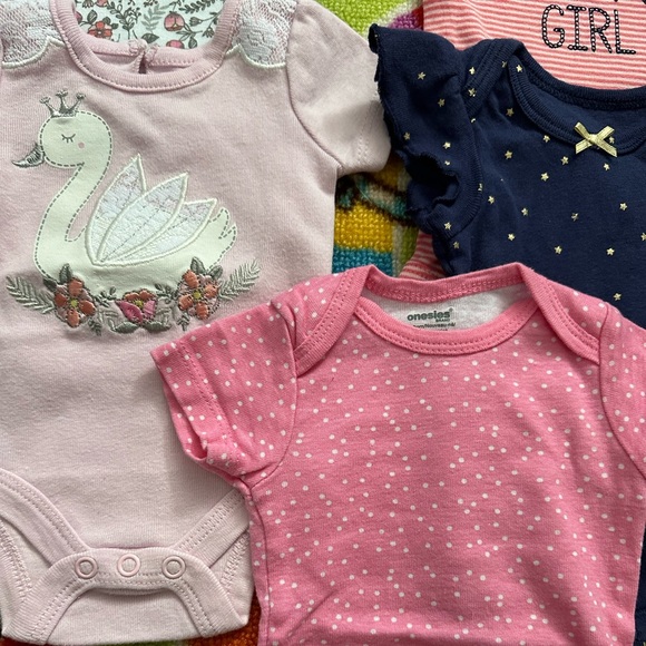 Bundle of 5 baby girls 🧒 newborn bodysuits. - Picture 2 of 6